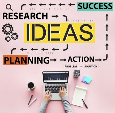 laptop ile çalışan kişi 