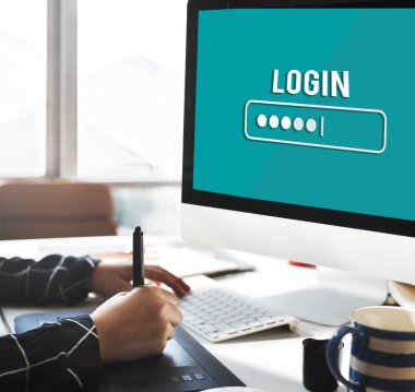 kişi bilgisayar ile çalışma