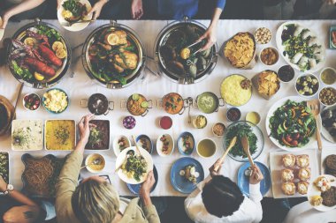İnsanlar yemek yerken havai görünümü