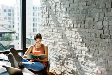 Tuğla duvara yakın çalışan kadın