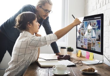 toplantıda konuşan insanlar