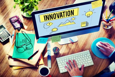 Bilgisayar kullanan adam