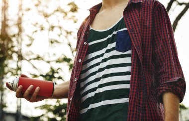 Casual adam grafiti boya ile