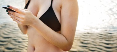 cep telefonu kullanan kadın 