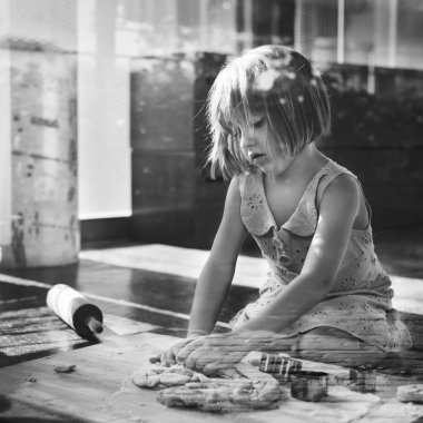 çerez hamur yoğurma kız