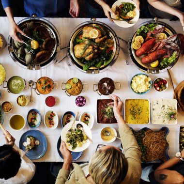 partide çok ırklı insanlar