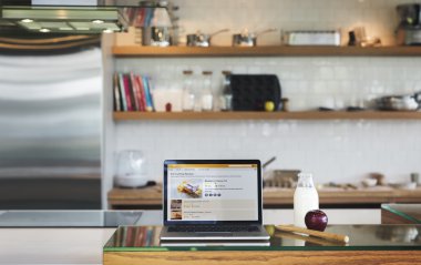 Mutfak masasının üstünde laptop