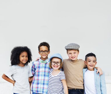 Çocuklar gülüyor ve eğlenin