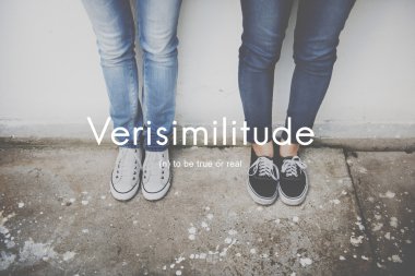 Kızlar duvara yakın daimi