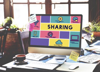 bilgisayar ahşap masada