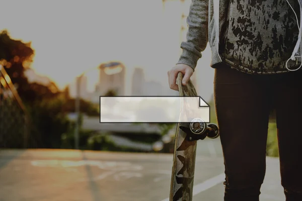 Ragazza che tiene Skateboard — Foto Stock