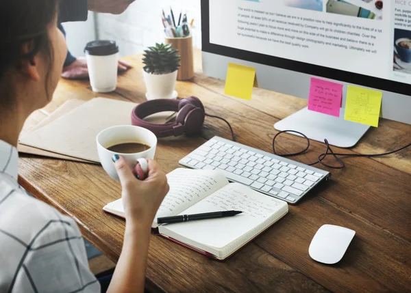 Designer travaillant dans le bureau — Photo