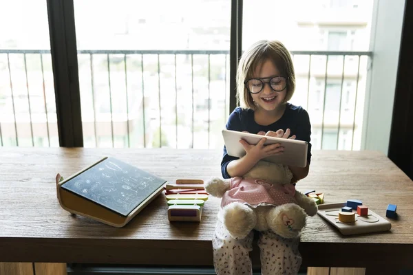 Petite fille avec tablette numérique — Photo