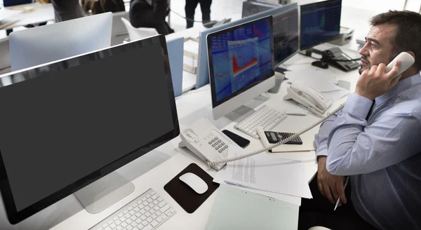 Homem de negócios que trabalha em computadores — Fotografia de Stock