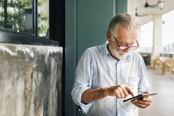 Knappe senior man — Stockfoto