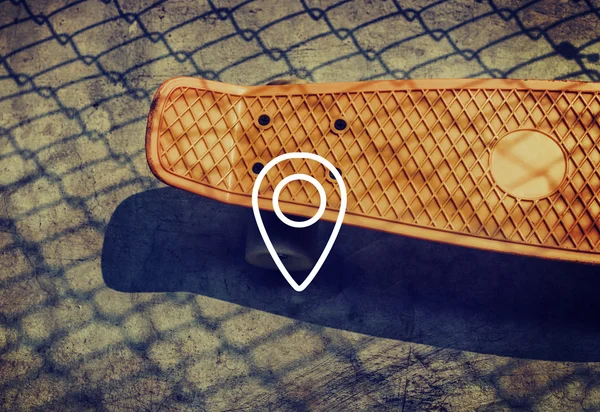 Oranje skateboard in straat — Stockfoto