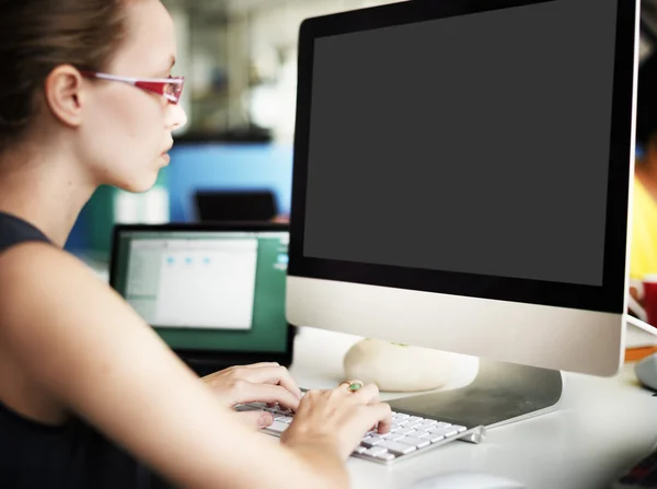 Donna d'affari che lavora su computer con monitor vuoto — Foto Stock