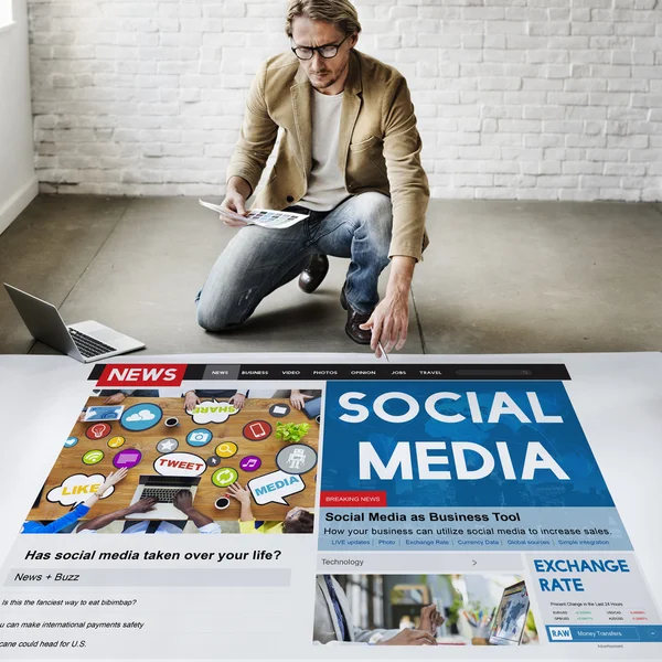 Empresário trabalhando com as mídias sociais — Fotografia de Stock