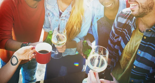 Amigos bebendo cerveja ao ar livre — Fotografia de Stock