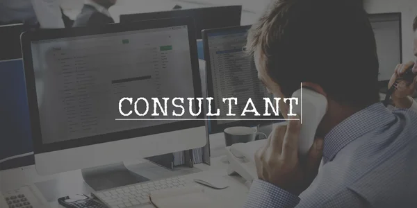 Hombre de negocios que trabaja en la computadora con consultor —  Fotos de Stock