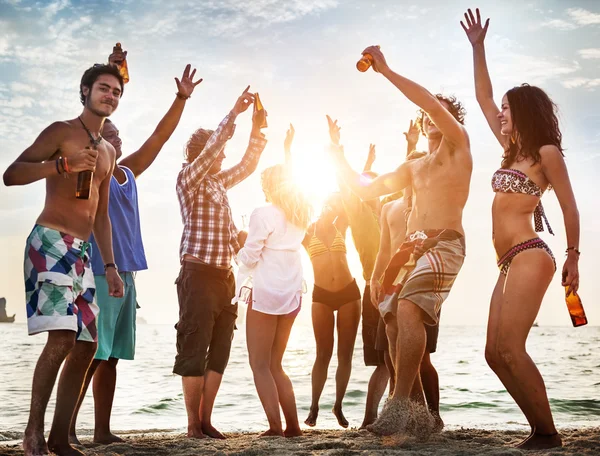 Skupina přátel v létě Beach Party — Stock fotografie