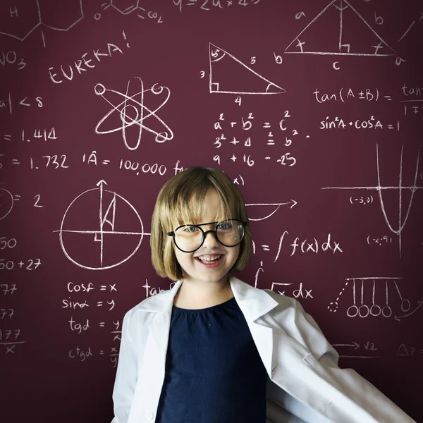 Söt flicka nära blackboard — Stockfoto