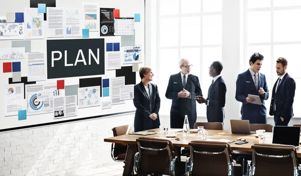 Gente de negocios discutiendo en oficina — Foto de Stock