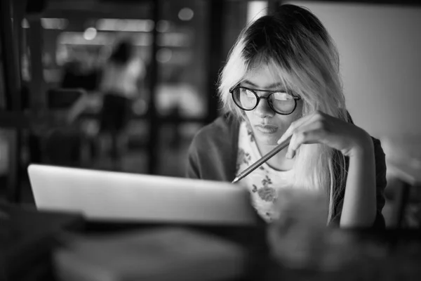 Žena pracující na notebooku. — Stock fotografie