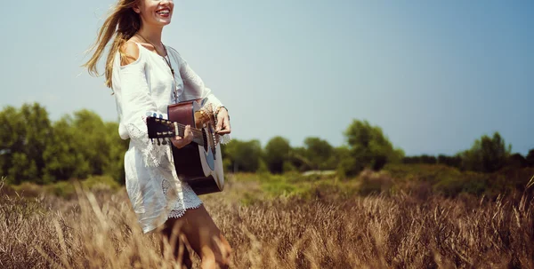 Skönhet flicka med gitarr — Stockfoto