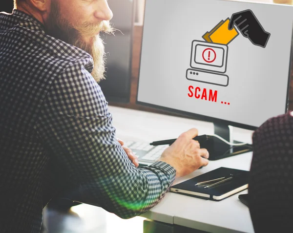 Бизнесмен, работающий на компьютере с Scam — стоковое фото