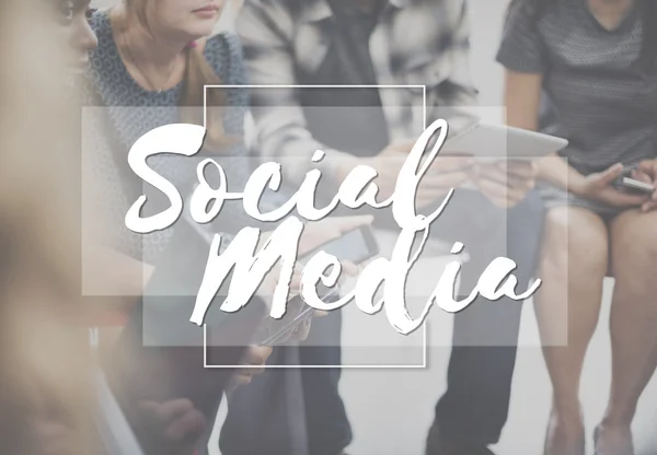 Personer vid mötet och sociala medier — Stockfoto