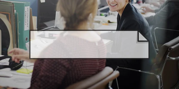 Colleghi d'affari che parlano di lavoro — Foto Stock