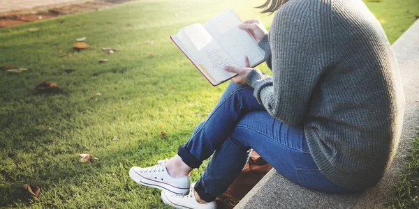 Vrouw bedrijf dagboek in handen — Stockfoto