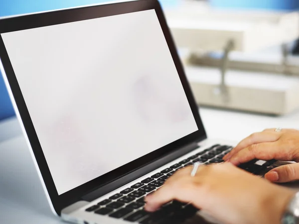 Persona escribiendo en el teclado del ordenador portátil —  Fotos de Stock