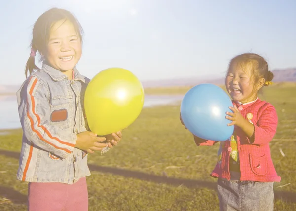 Niñas jugando con globos —  Fotos de Stock
