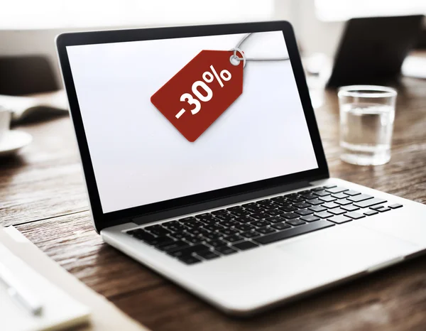 Laptop na mesa e oferta de venda — Fotografia de Stock