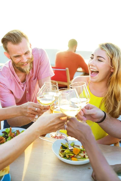 Freunde im Café trinken Champagner — Stockfoto