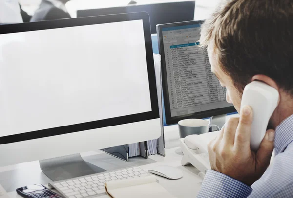 Homem de negócios trabalhando no computador com monitor em branco — Fotografia de Stock