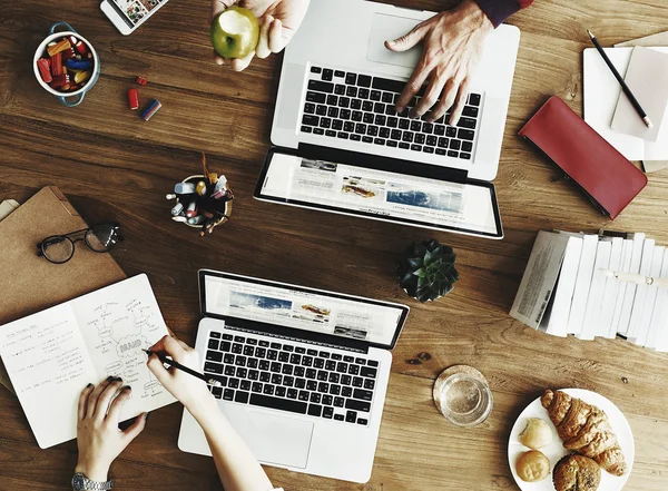 Colleagues working in studio — Stock Photo, Image