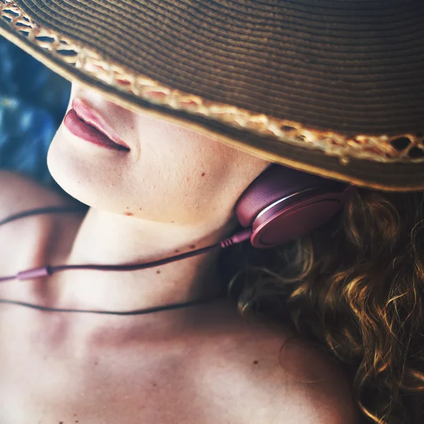 Krása ženy v relaxační sluchátka — Stock fotografie