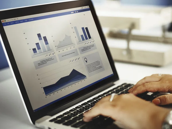 Számítógép-monitor üzleti diagrammal — Stock Fotó