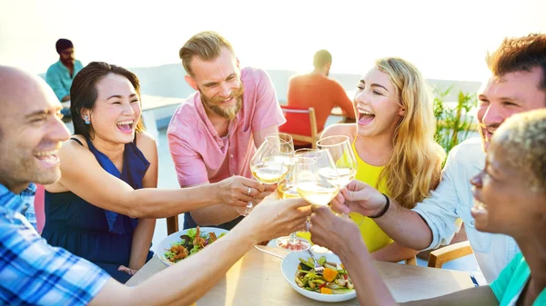 Glada människor i restaurang — Stockfoto