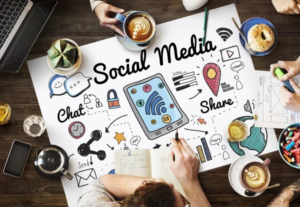 Tavolo con poster con Social Media — Foto Stock