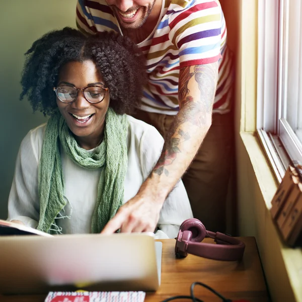 Man en vrouw die op laptop werkt — Stockfoto