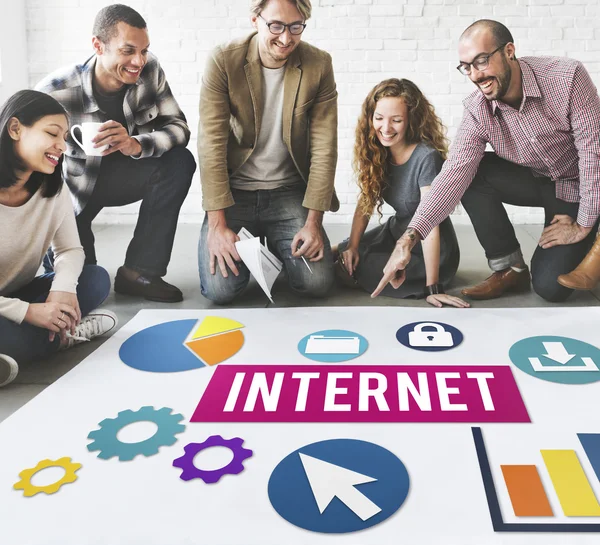 Ontwerpers werken met poster en internet — Stockfoto