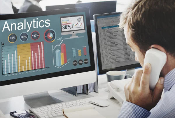 Zakenman die werken op de computer met analytics — Stockfoto