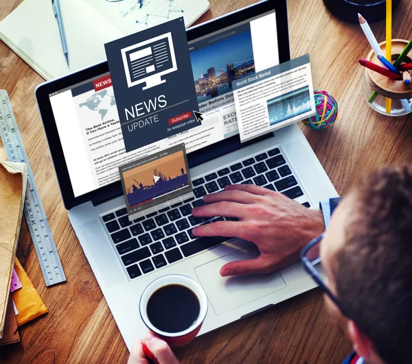 Homem usando laptop — Fotografia de Stock