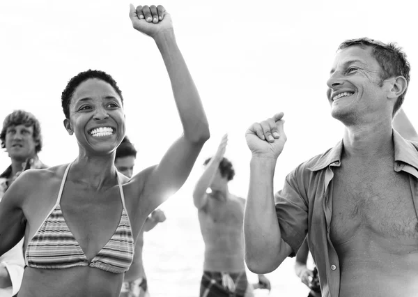 Vrienden genieten van op strand — Stockfoto