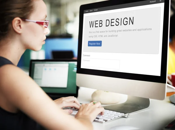 Zakenvrouw werken op de computer met webdesign — Stockfoto