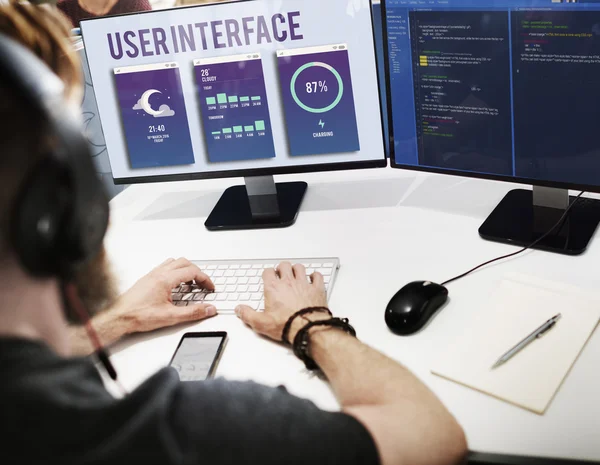 Homem de negócios trabalhando no computador com interface de usuário — Fotografia de Stock